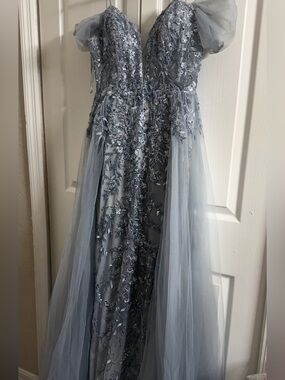 Elegant Light Gray Blue Embroidered Tulle Prom Dress